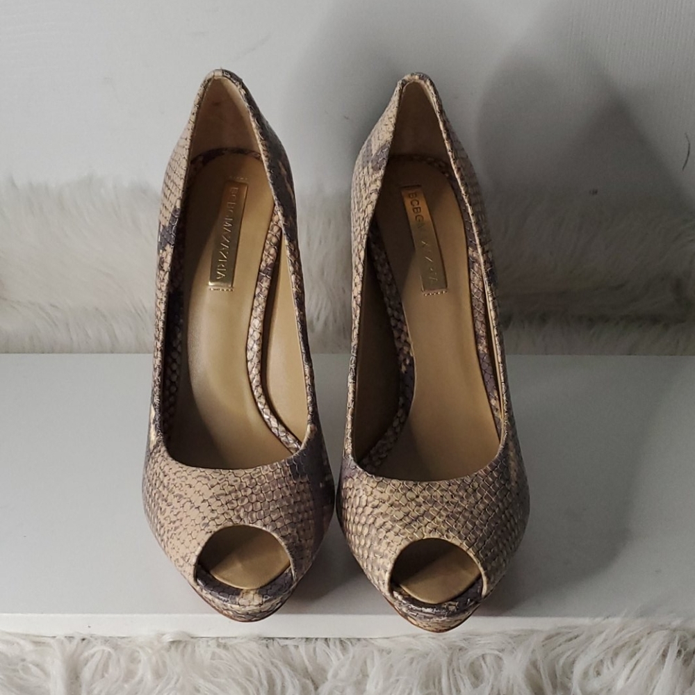 Peep toe pumps